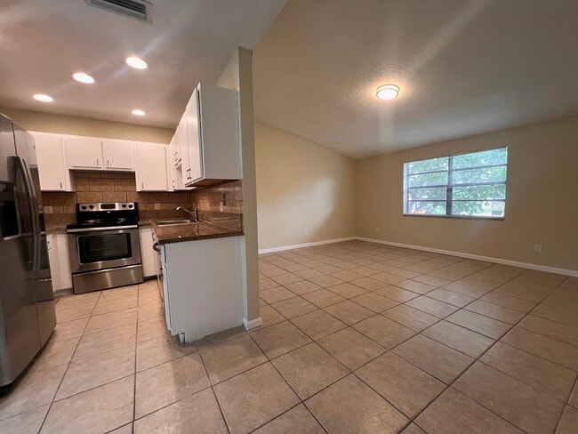 Building Photo - 423 Glenwood Dr