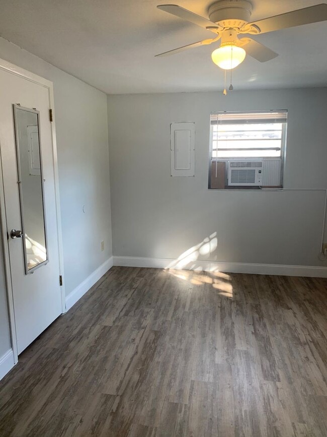 Building Photo - 3 bedroom 1 bath recently refurbished  wit...