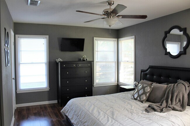 Building Photo - 2347 Edgemont Dr