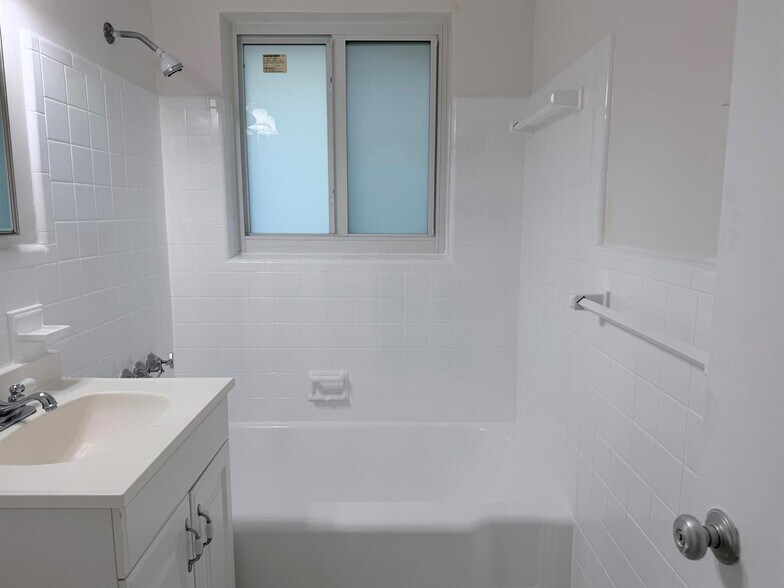 Building Photo - 231 NE 16th Ave