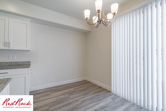 Building Photo - Modern Townhome in Desirable Hurricane Hei...