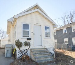 Building Photo - Cute pet friendly home with fenced yard!