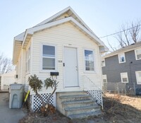 Building Photo - Cute pet friendly home with fenced yard!