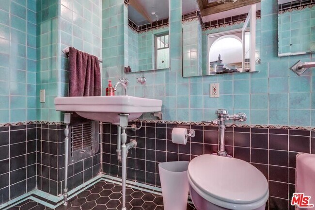 Building Photo - 642 S Bronson Ave