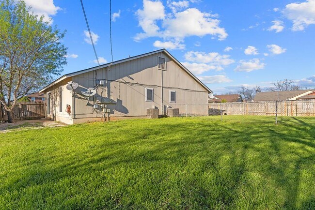 Building Photo - 413 Country Aire Dr