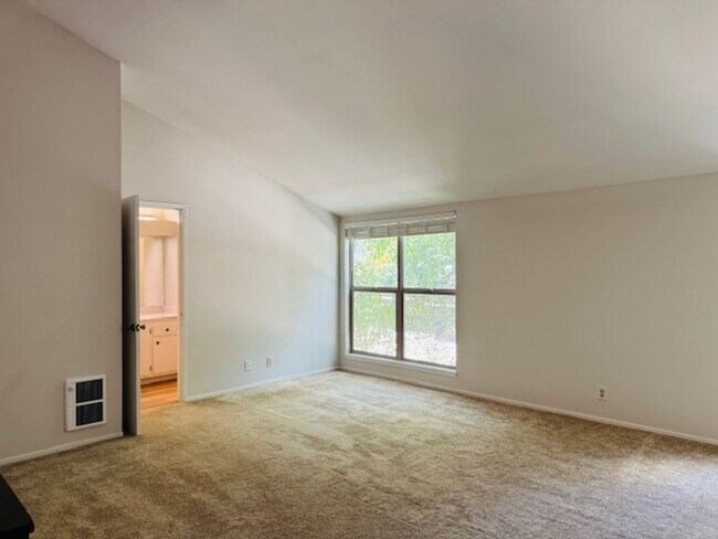 Building Photo - Spacious Two story 2 bedroom, 2 bath Condo. Move-In ready!!