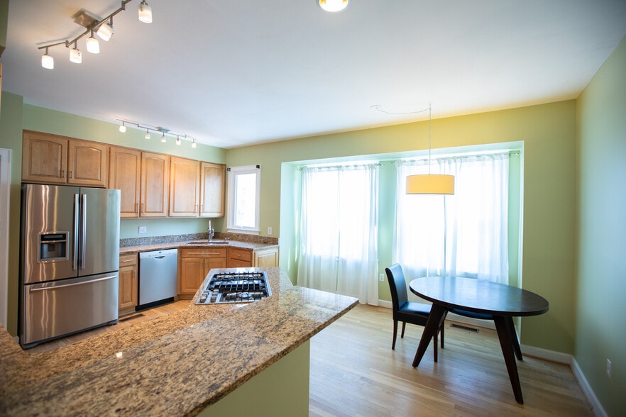 Kitchen - 4006 Dogberry Ln