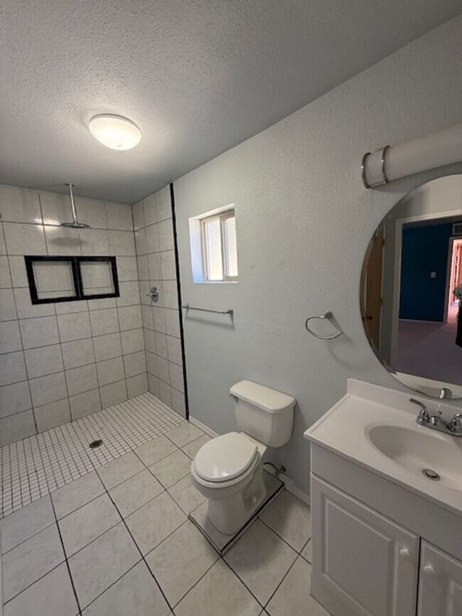 Building Photo - Beautiful NE Heights Neighborhood Executive style home with a Large back yard that has a full siz...