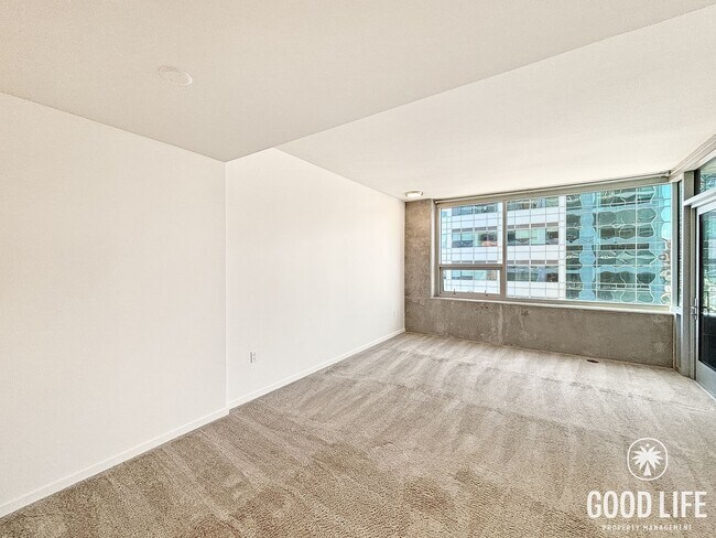Building Photo - Beautiful 1B/1BA Condo in Downtown Near Petco Park W/ Views, A/C, W/D, Balcony, Rooftop Deck & Gym!