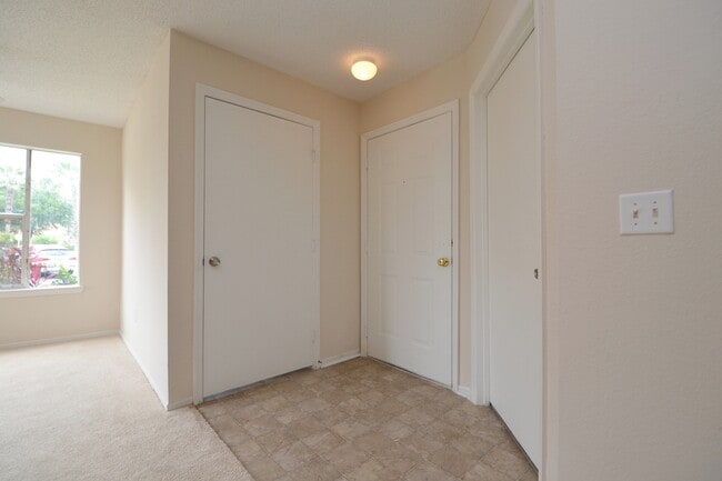 Building Photo - Beautiful 1/1 in Villas Del Sol ~ Gated Comm w/ Resort-Style Amenities!