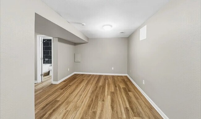 Building Photo - 10541 Cherry St