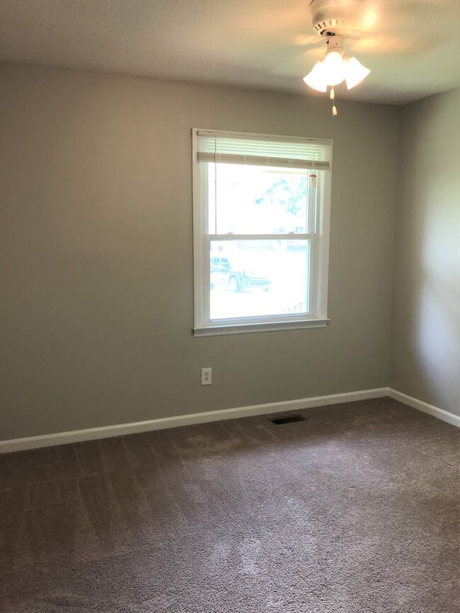 Building Photo - 3 Bed w/ Bonus Room Off of Piney Green
