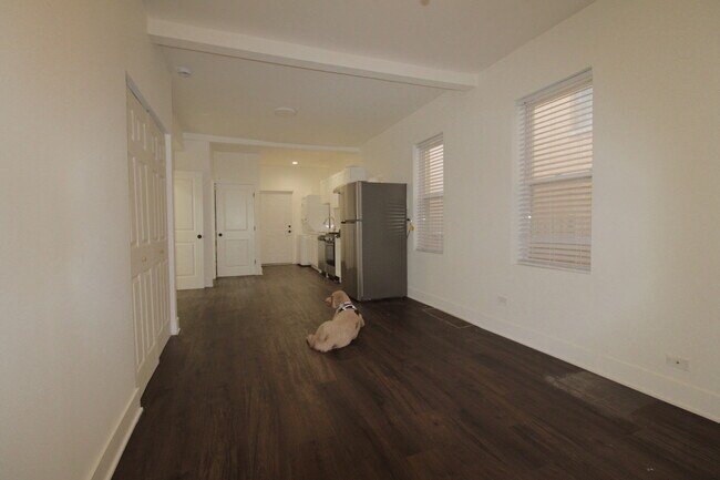 Building Photo - 825 N Hermitage Ave