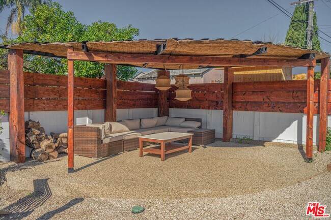 Building Photo - 6101 S Mansfield Ave