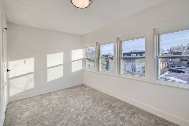 Building Photo - 2 bed/1 bath updated duplex