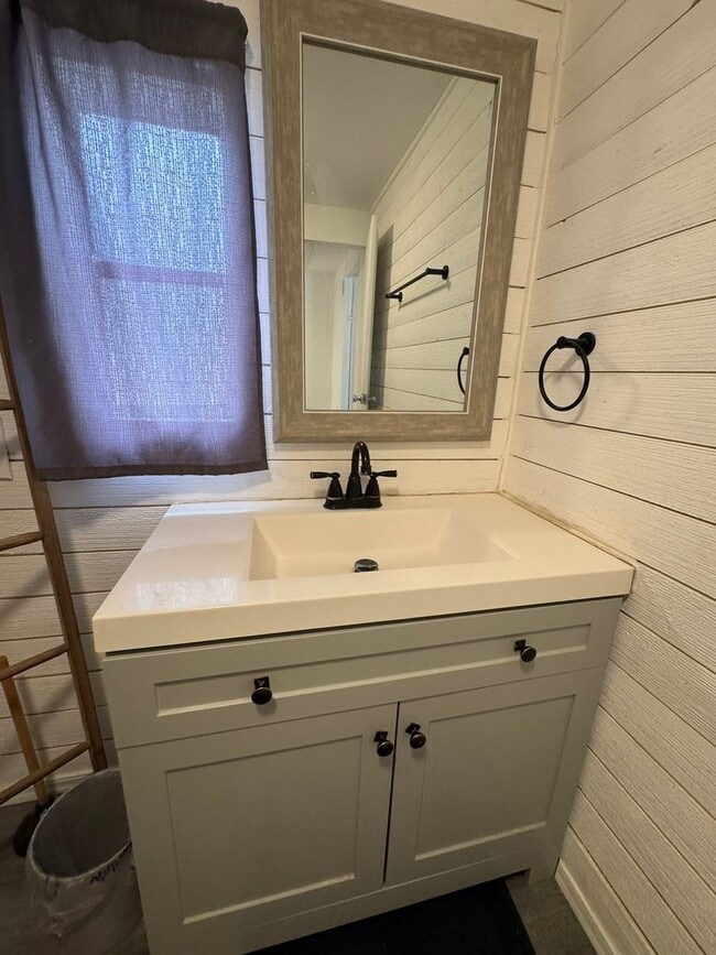 Building Photo - 1 BR 1Ba with enclosed Porch/Patio, fenced yard, RV Parking