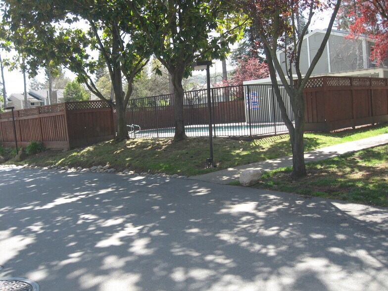 Building Photo - 533 Garden Creek Pl