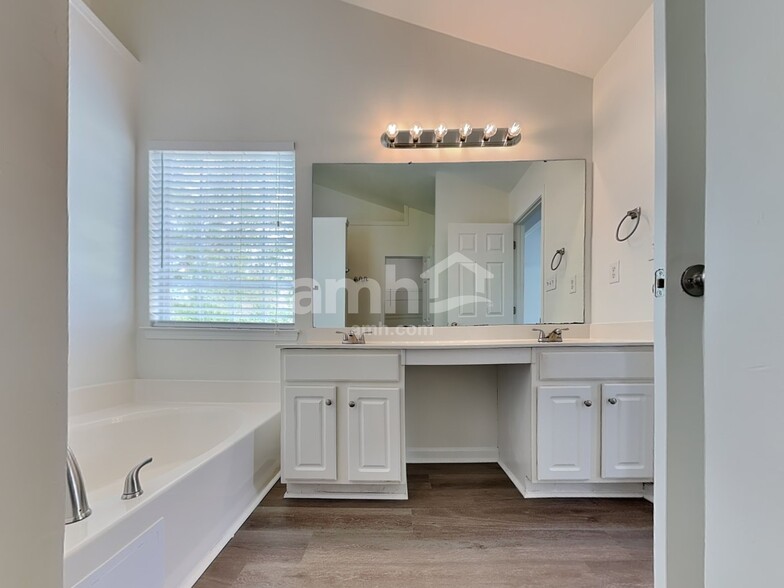 Building Photo - 9512 Chastain Walk Dr