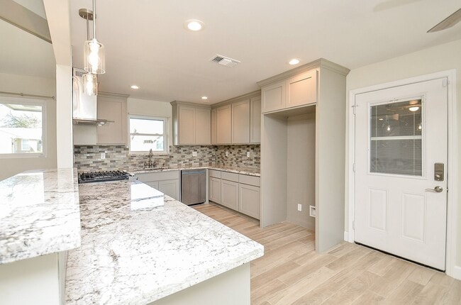 Building Photo - 414 Lakeview Dr