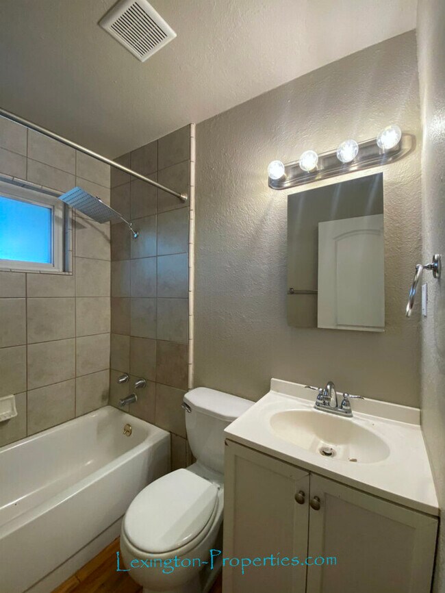 Building Photo - Beautifully Updated, 2BD/1BA, Duplex Home ...