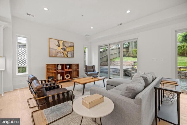 Building Photo - 8609 Woodbrook Ln