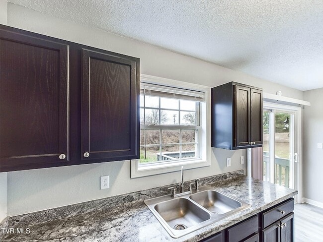 Building Photo - 754 Old Stage Rd