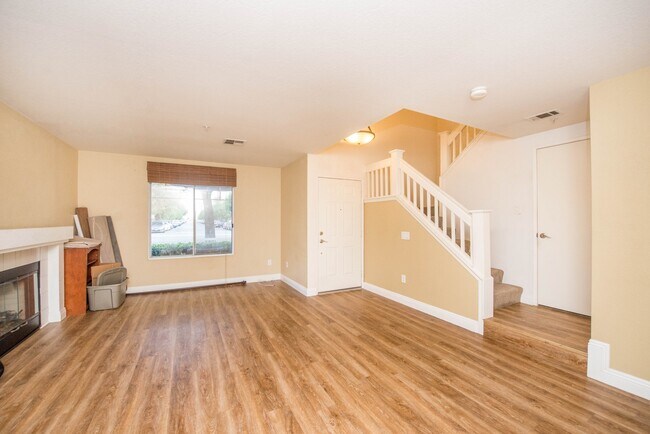Building Photo - Beautiful Townhouse in the desirable Anaheim Packing District!