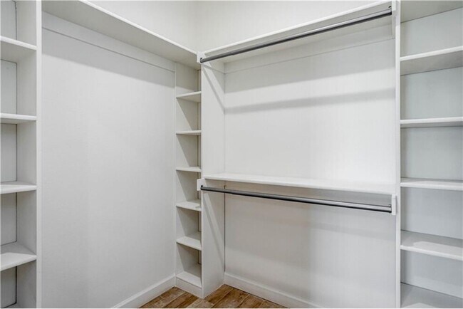 Building Photo - 812 Vly Oaks Ln