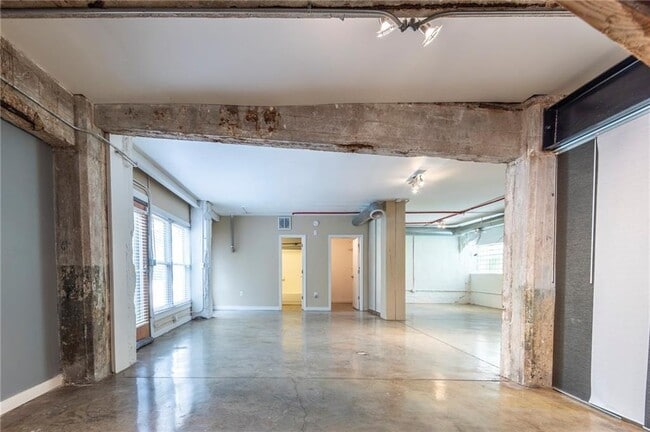 Building Photo - 244 Peters St SW