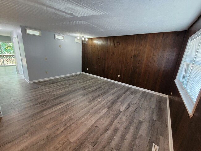 Building Photo - 1014-1014 Willey St