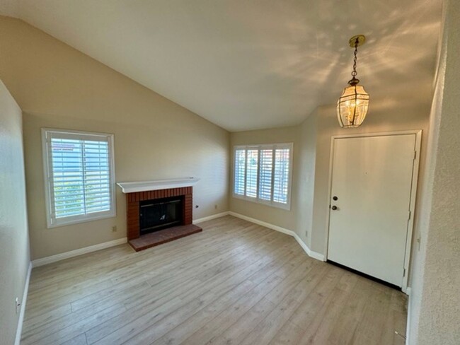 Building Photo - Beautifully Updated 3-Bedroom Home with Ne...