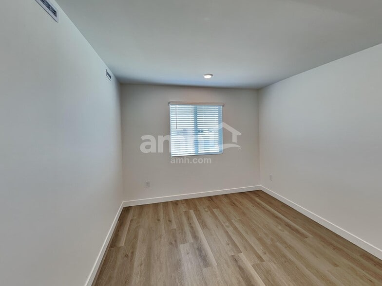 Building Photo - 9665 N Avenida Lucena