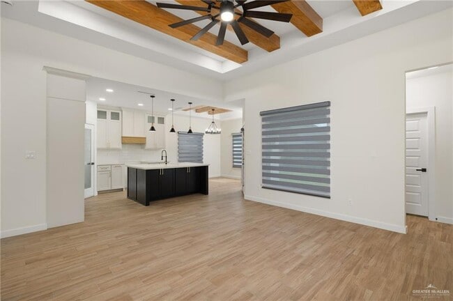 Building Photo - 18 S Peak Dr