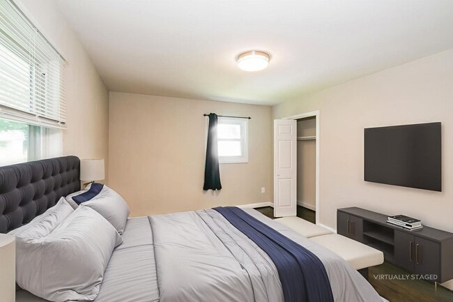 Building Photo - Spacious Single Family Home with backyard ...
