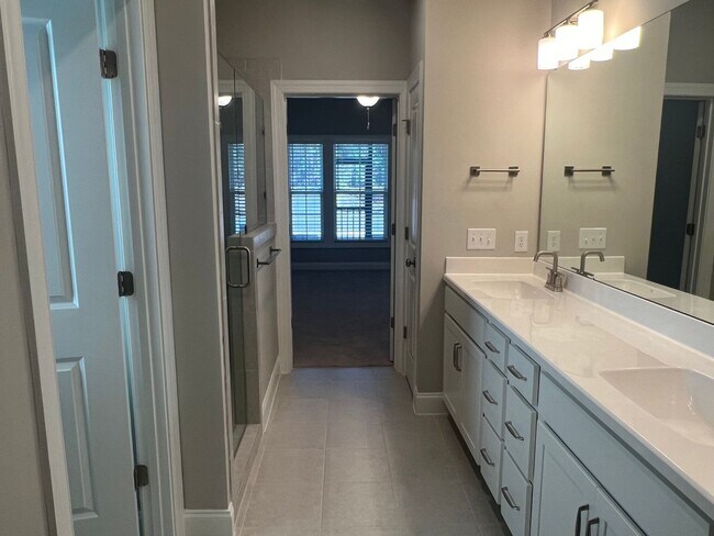 Building Photo - 3 Bedroom Townhouse in Washington Square!