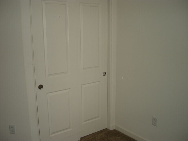 Building Photo - Two Bedroom, Two and and a Half Bath Townh...
