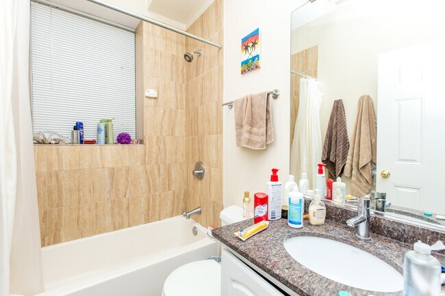 Building Photo - Condo Quality 2bed/1bath GARDEN space in t...