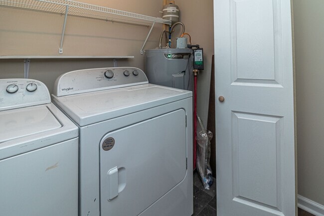 Building Photo - Cute 3 Bed/2 Bath Farmhouse!