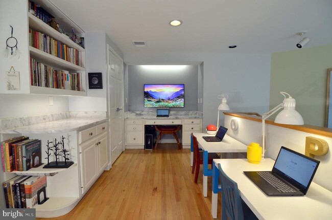 Building Photo - 9401 Tobin Cir