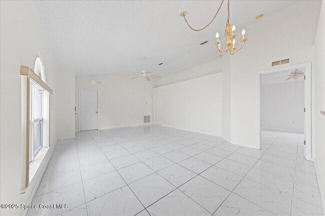 Building Photo - 2165 Redwood Cir