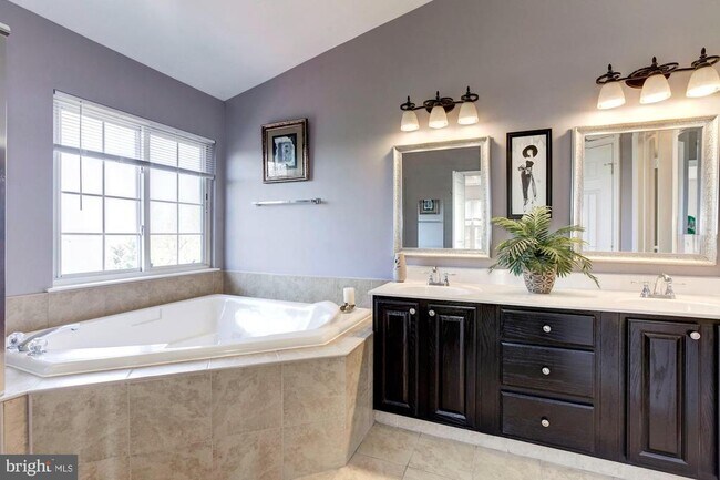 Building Photo - 13724 Valley Oak Cir