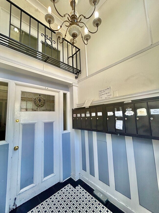 Building Photo - Charming Historic Condo in the Heart of Up...