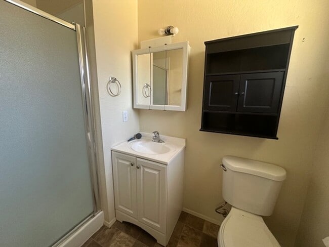 Building Photo - 3 bedroom  2 bath for rent