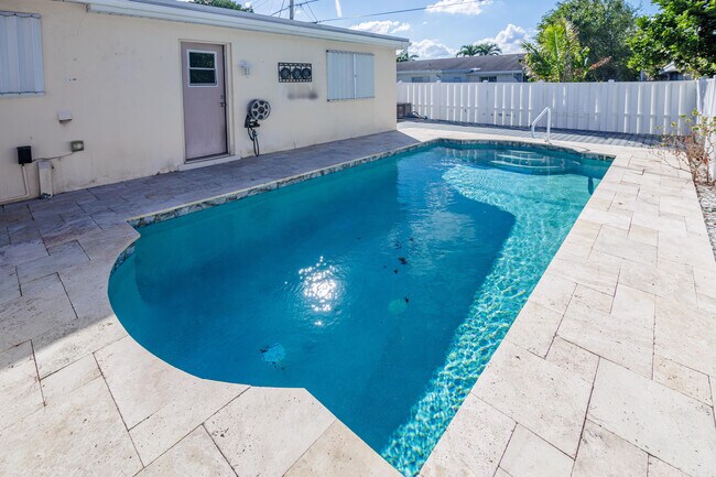 Building Photo - 527 W Jasmine Dr