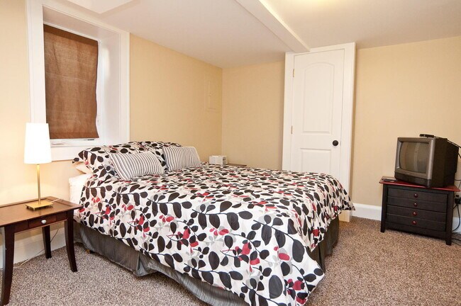 Building Photo - Charming 4-Bed Minneapolis Home with Hardwood Floors & Finished Basement