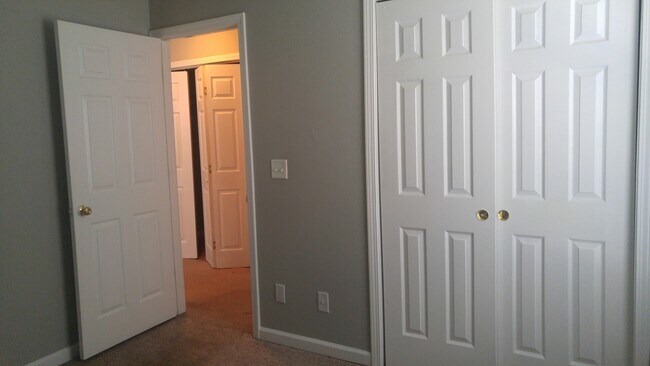 Building Photo - Southside Single Family Home Attached 2 Car Garage 3bd/2.5 Bath Romney Sub.