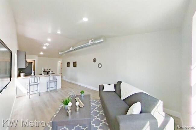 Building Photo - 695 Livernois St