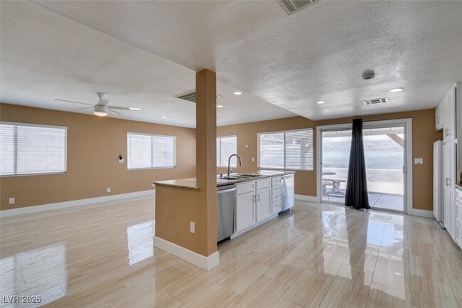 Building Photo - 3966 Green Leaf Dr
