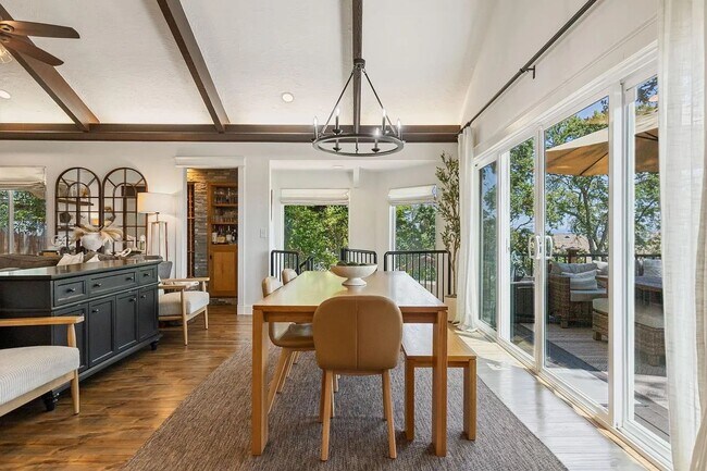 Building Photo - Luxury 5 Bedroom Home with Panoramic Views...