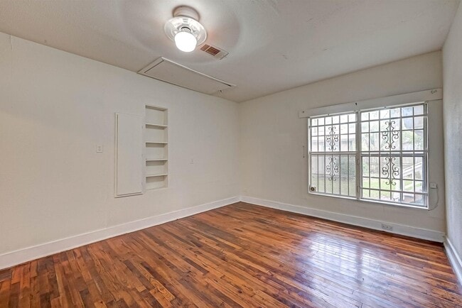 Building Photo - 6109 Saxon Dr